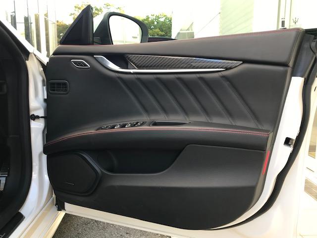 ギブリ Ｓ　グランスポーツ　ビアンコ・ピエノフィオーレレザー・２０インチアルミ・サンルーフ・インテリアカーボンパッケージ・ドライバーアシスタンスパッケージ（15枚目）