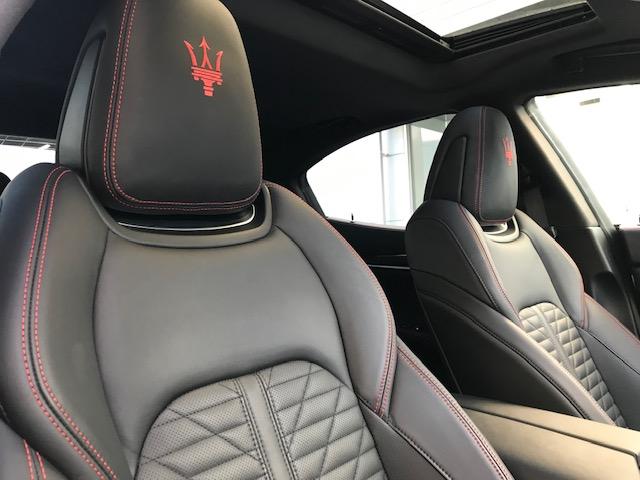 ギブリ Ｓ　グランスポーツ　ビアンコ・ピエノフィオーレレザー・２０インチアルミ・サンルーフ・インテリアカーボンパッケージ・ドライバーアシスタンスパッケージ（18枚目）