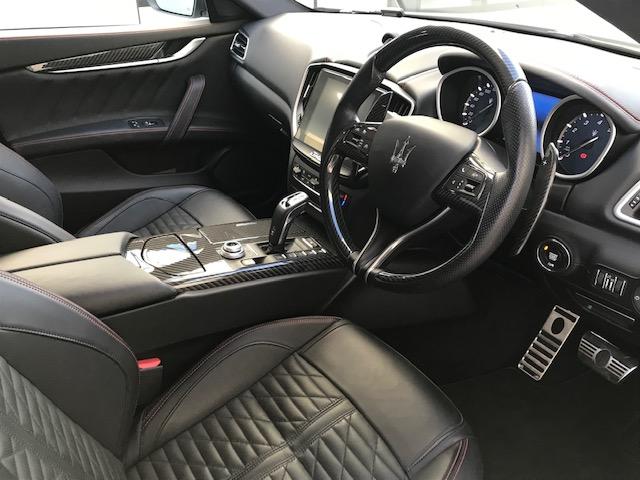 ギブリ Ｓ　グランスポーツ　ビアンコ・ピエノフィオーレレザー・２０インチアルミ・サンルーフ・インテリアカーボンパッケージ・ドライバーアシスタンスパッケージ（19枚目）