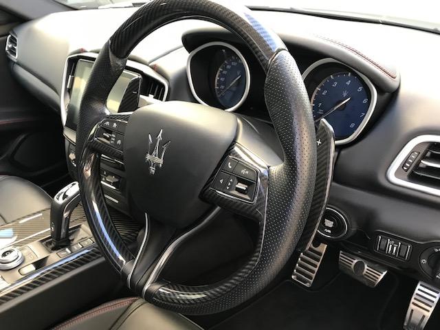 ギブリ Ｓ　グランスポーツ　ビアンコ・ピエノフィオーレレザー・２０インチアルミ・サンルーフ・インテリアカーボンパッケージ・ドライバーアシスタンスパッケージ（20枚目）