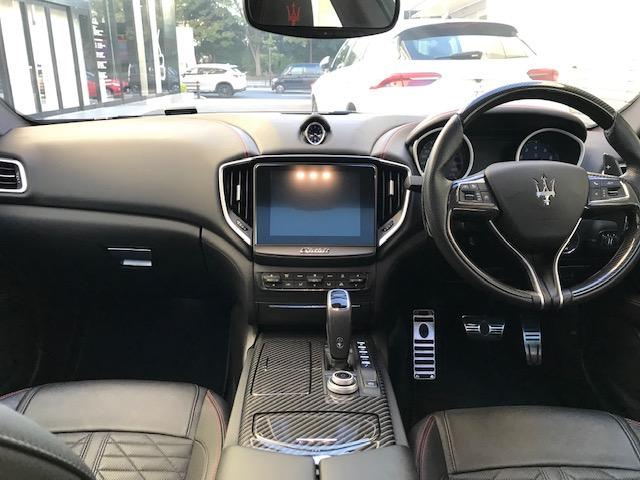 ギブリ Ｓ　グランスポーツ　ビアンコ・ピエノフィオーレレザー・２０インチアルミ・サンルーフ・インテリアカーボンパッケージ・ドライバーアシスタンスパッケージ（21枚目）