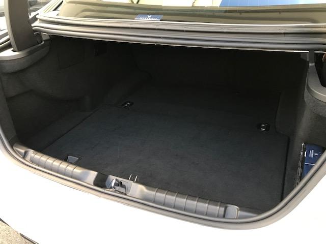 ギブリ Ｓ　グランスポーツ　ビアンコ・ピエノフィオーレレザー・２０インチアルミ・サンルーフ・インテリアカーボンパッケージ・ドライバーアシスタンスパッケージ（22枚目）