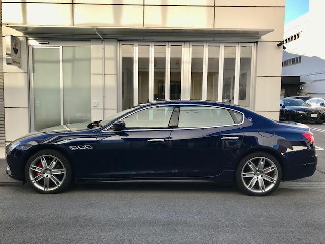 クアトロポルテ ベースグレード　ブルーパッシオーネ・ホワイトレザー・２０インチアルミ・サンルーフ・電動トランク・ウッドパネル・ＬＥＤヘッドライト・アダプティブクルーズコントロール（5枚目）