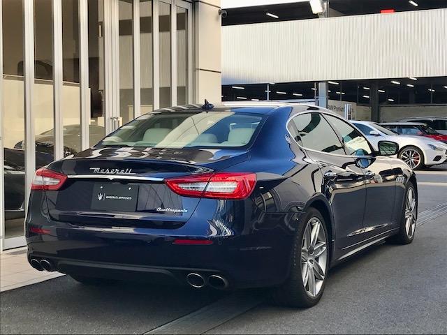 クアトロポルテ ベースグレード　ブルーパッシオーネ・ホワイトレザー・２０インチアルミ・サンルーフ・電動トランク・ウッドパネル・ＬＥＤヘッドライト・アダプティブクルーズコントロール（8枚目）