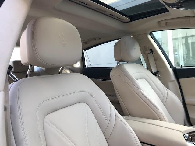 クアトロポルテ ベースグレード　ブルーパッシオーネ・ホワイトレザー・２０インチアルミ・サンルーフ・電動トランク・ウッドパネル・ＬＥＤヘッドライト・アダプティブクルーズコントロール（17枚目）