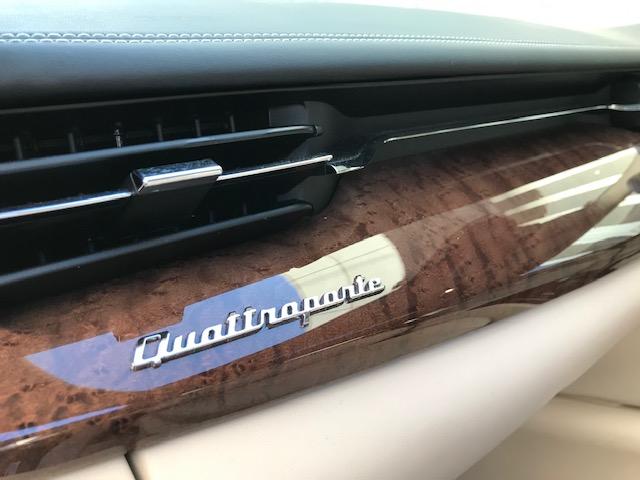 クアトロポルテ ベースグレード　ブルーパッシオーネ・ホワイトレザー・２０インチアルミ・サンルーフ・電動トランク・ウッドパネル・ＬＥＤヘッドライト・アダプティブクルーズコントロール（18枚目）