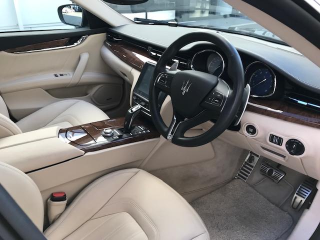 クアトロポルテ ベースグレード　ブルーパッシオーネ・ホワイトレザー・２０インチアルミ・サンルーフ・電動トランク・ウッドパネル・ＬＥＤヘッドライト・アダプティブクルーズコントロール（19枚目）