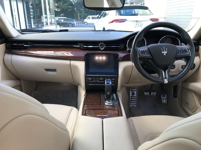 クアトロポルテ ベースグレード　ブルーパッシオーネ・ホワイトレザー・２０インチアルミ・サンルーフ・電動トランク・ウッドパネル・ＬＥＤヘッドライト・アダプティブクルーズコントロール（20枚目）