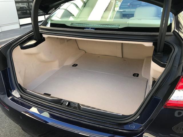 クアトロポルテ ベースグレード　ブルーパッシオーネ・ホワイトレザー・２０インチアルミ・サンルーフ・電動トランク・ウッドパネル・ＬＥＤヘッドライト・アダプティブクルーズコントロール（21枚目）