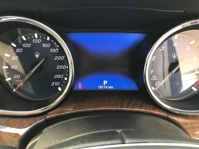 クアトロポルテ ベースグレード　ブルーパッシオーネ・ホワイトレザー・２０インチアルミ・サンルーフ・電動トランク・ウッドパネル・ＬＥＤヘッドライト・アダプティブクルーズコントロール（24枚目）