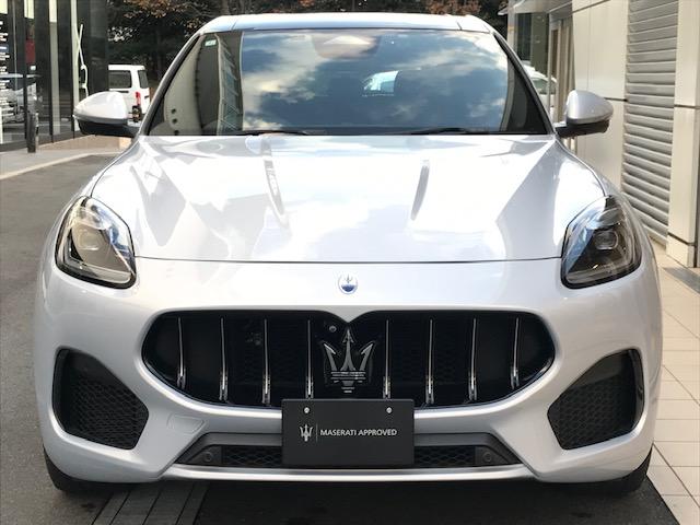 グレカーレ GT ビアンコアストロ・黒レザー・20インチ・赤キャリパー・パノラマサンルーフ・3ゾーンエアコン・フロントシートベンチレーション(2枚目)