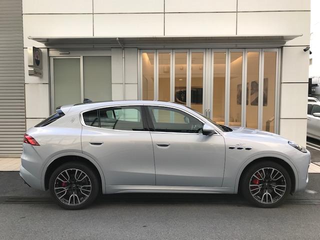 グレカーレ GT ビアンコアストロ・黒レザー・20インチ・赤キャリパー・パノラマサンルーフ・3ゾーンエアコン・フロントシートベンチレーション(4枚目)