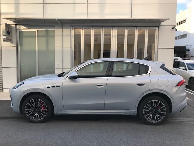 グレカーレ GT ビアンコアストロ・黒レザー・20インチ・赤キャリパー・パノラマサンルーフ・3ゾーンエアコン・フロントシートベンチレーション(5枚目)