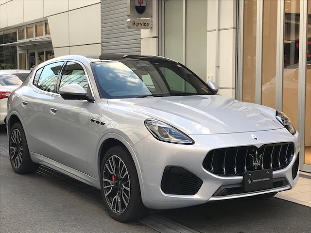 グレカーレ GT ビアンコアストロ・黒レザー・20インチ・赤キャリパー・パノラマサンルーフ・3ゾーンエアコン・フロントシートベンチレーション(6枚目)