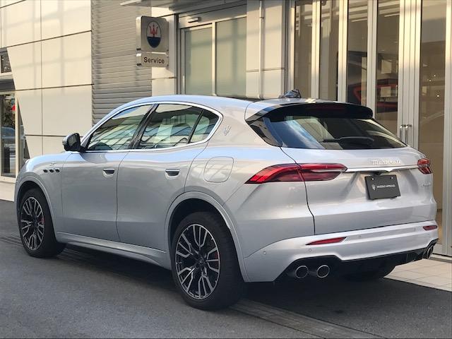 グレカーレ GT ビアンコアストロ・黒レザー・20インチ・赤キャリパー・パノラマサンルーフ・3ゾーンエアコン・フロントシートベンチレーション(9枚目)