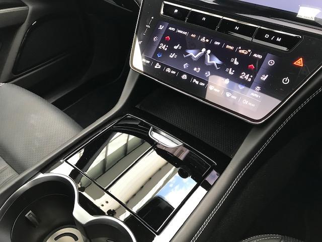 グレカーレ GT ビアンコアストロ・黒レザー・20インチ・赤キャリパー・パノラマサンルーフ・3ゾーンエアコン・フロントシートベンチレーション(13枚目)