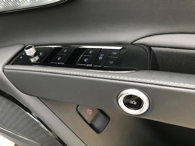 グレカーレ GT ビアンコアストロ・黒レザー・20インチ・赤キャリパー・パノラマサンルーフ・3ゾーンエアコン・フロントシートベンチレーション(17枚目)