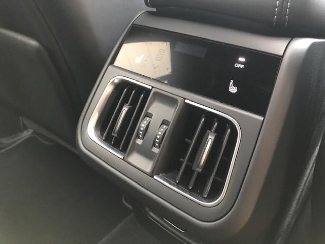 グレカーレ GT ビアンコアストロ・黒レザー・20インチ・赤キャリパー・パノラマサンルーフ・3ゾーンエアコン・フロントシートベンチレーション(20枚目)