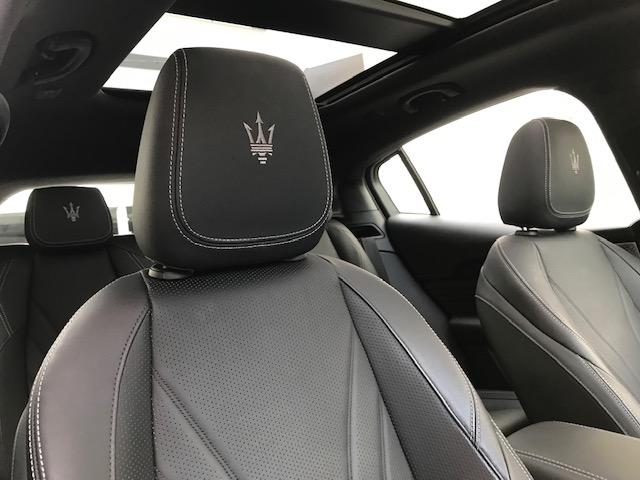 グレカーレ GT ビアンコアストロ・黒レザー・20インチ・赤キャリパー・パノラマサンルーフ・3ゾーンエアコン・フロントシートベンチレーション(21枚目)