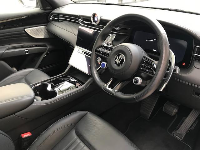 グレカーレ GT ビアンコアストロ・黒レザー・20インチ・赤キャリパー・パノラマサンルーフ・3ゾーンエアコン・フロントシートベンチレーション(22枚目)