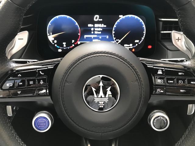 グレカーレ GT ビアンコアストロ・黒レザー・20インチ・赤キャリパー・パノラマサンルーフ・3ゾーンエアコン・フロントシートベンチレーション(24枚目)