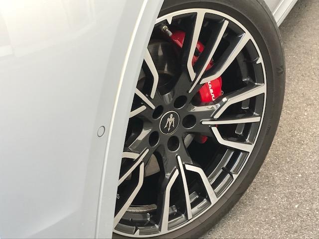グレカーレ GT ビアンコアストロ・黒レザー・20インチ・赤キャリパー・パノラマサンルーフ・3ゾーンエアコン・フロントシートベンチレーション(32枚目)