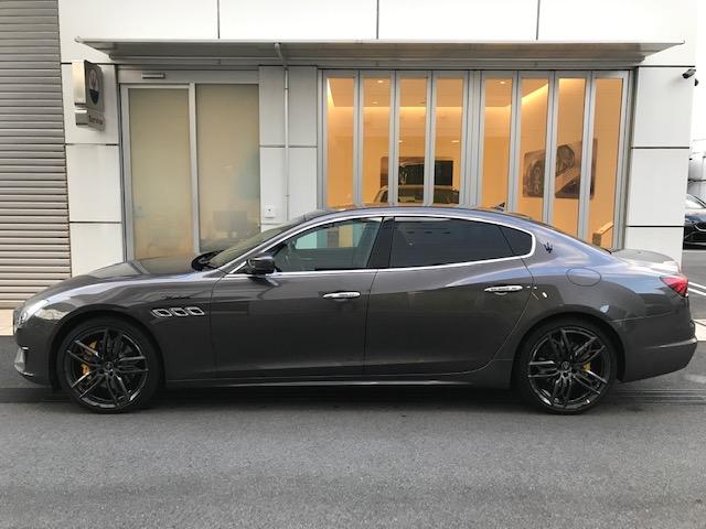 クアトロポルテ モデナ グリジオマラテアメタルシェントペイント・21インチホイール・黒レザー・サンルーフ・Bowers&Wikinsサウンドシステム・アルカンタラヘッドライニング・ピアノブラックトリム(5枚目)