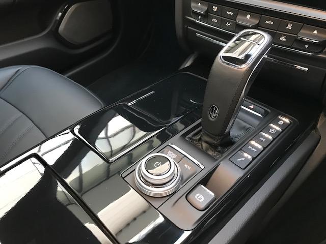 クアトロポルテ モデナ グリジオマラテアメタルシェントペイント・21インチホイール・黒レザー・サンルーフ・Bowers&Wikinsサウンドシステム・アルカンタラヘッドライニング・ピアノブラックトリム(13枚目)