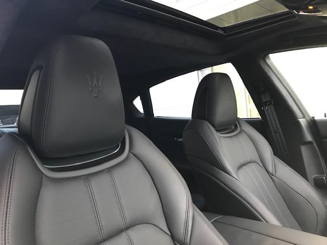 クアトロポルテ モデナ グリジオマラテアメタルシェントペイント・21インチホイール・黒レザー・サンルーフ・Bowers&Wikinsサウンドシステム・アルカンタラヘッドライニング・ピアノブラックトリム(18枚目)