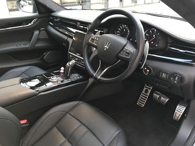 クアトロポルテ モデナ グリジオマラテアメタルシェントペイント・21インチホイール・黒レザー・サンルーフ・Bowers&Wikinsサウンドシステム・アルカンタラヘッドライニング・ピアノブラックトリム(19枚目)