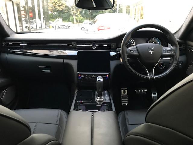 クアトロポルテ モデナ グリジオマラテアメタルシェントペイント・21インチホイール・黒レザー・サンルーフ・Bowers&Wikinsサウンドシステム・アルカンタラヘッドライニング・ピアノブラックトリム(20枚目)