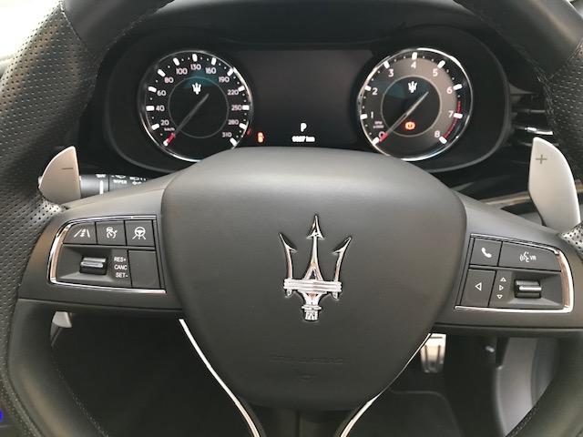 クアトロポルテ モデナ グリジオマラテアメタルシェントペイント・21インチホイール・黒レザー・サンルーフ・Bowers&Wikinsサウンドシステム・アルカンタラヘッドライニング・ピアノブラックトリム(21枚目)