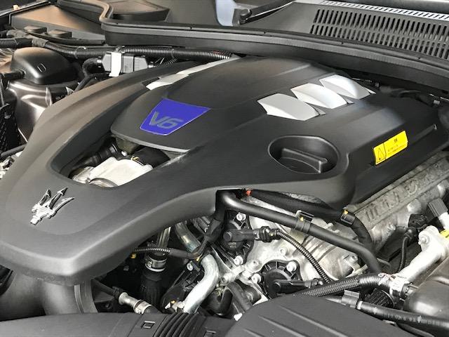 クアトロポルテ モデナ グリジオマラテアメタルシェントペイント・21インチホイール・黒レザー・サンルーフ・Bowers&Wikinsサウンドシステム・アルカンタラヘッドライニング・ピアノブラックトリム(23枚目)