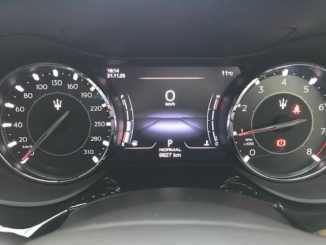 クアトロポルテ モデナ グリジオマラテアメタルシェントペイント・21インチホイール・黒レザー・サンルーフ・Bowers&Wikinsサウンドシステム・アルカンタラヘッドライニング・ピアノブラックトリム(24枚目)