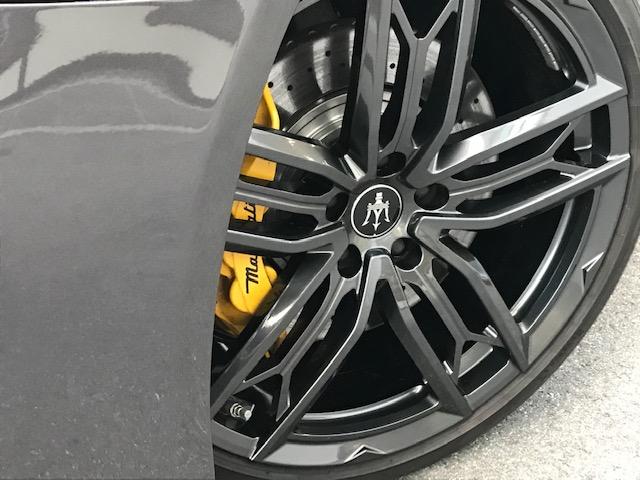 クアトロポルテ モデナ グリジオマラテアメタルシェントペイント・21インチホイール・黒レザー・サンルーフ・Bowers&Wikinsサウンドシステム・アルカンタラヘッドライニング・ピアノブラックトリム(25枚目)