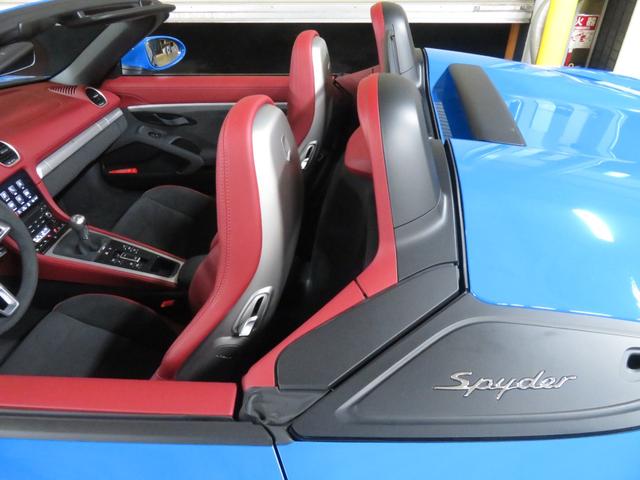 ７１８スパイダー ７１８スパイダー　Ｓｐｙｄｅｒ　クラシックインテリア／電格ミラー／メーターパネル（ボルドーレッド）／バイキセノンヘッドライト（ＰＤＬＳ）／スポーツクロノ　ストップウォッチ（ボルドーレッド）／アルミペダル（59枚目）