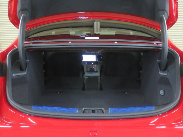 タイカン タイカンＧＴＳ　ＧＴＳインテリア／スポーツデザインパッケージ（カーボン）／２１ＡＷスパイダーデザイン／カーボンのドアシルガード／４ゾーンクライメート／アクティブレーンキープ／プライバシーガラス（51枚目）