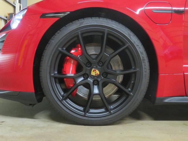 タイカン タイカンＧＴＳ　ＧＴＳインテリア／スポーツデザインパッケージ（カーボン）／２１ＡＷスパイダーデザイン／カーボンのドアシルガード／４ゾーンクライメート／アクティブレーンキープ／プライバシーガラス（56枚目）