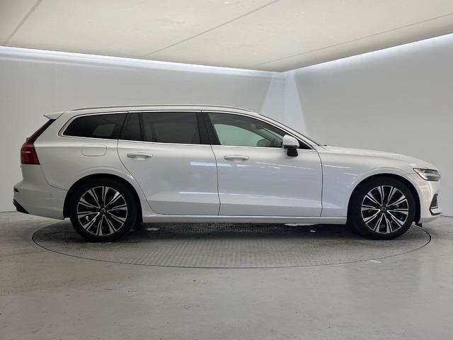 Ｖ６０ アルティメット　Ｂ４　認定中古車　純正９インチナビ　Ｇｏｏｇｌｅモデル　ｈａｒｍａｎ／ｋａｒｄｏｎ　白革シート　３６０°ビューカメラ　シートベンチレーション　パワーシート　パワーバックドア　ＬＥＤヘッドライト　ルーフレール（18枚目）