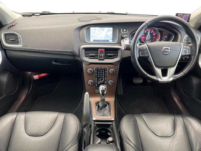 Ｖ４０ Ｔ３　インスクリプション　純正ナビ　ｈａｒｍａｎ／ｋａｒｄｏｎ　禁煙車　インテリセーフ　シートベンチレーション　パワーシート　Ｂｌｕｅｔｏｏｔｈ　トールハンマーＬＥＤヘッドライト　ブラインドスポットインフォメーション（2枚目）