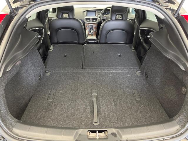 Ｖ４０ Ｔ３　インスクリプション　純正ナビ　ｈａｒｍａｎ／ｋａｒｄｏｎ　禁煙車　インテリセーフ　シートベンチレーション　パワーシート　Ｂｌｕｅｔｏｏｔｈ　トールハンマーＬＥＤヘッドライト　ブラインドスポットインフォメーション（14枚目）