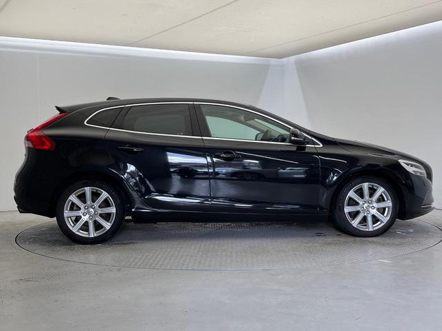 Ｖ４０ Ｔ３　インスクリプション　純正ナビ　ｈａｒｍａｎ／ｋａｒｄｏｎ　禁煙車　インテリセーフ　シートベンチレーション　パワーシート　Ｂｌｕｅｔｏｏｔｈ　トールハンマーＬＥＤヘッドライト　ブラインドスポットインフォメーション（18枚目）