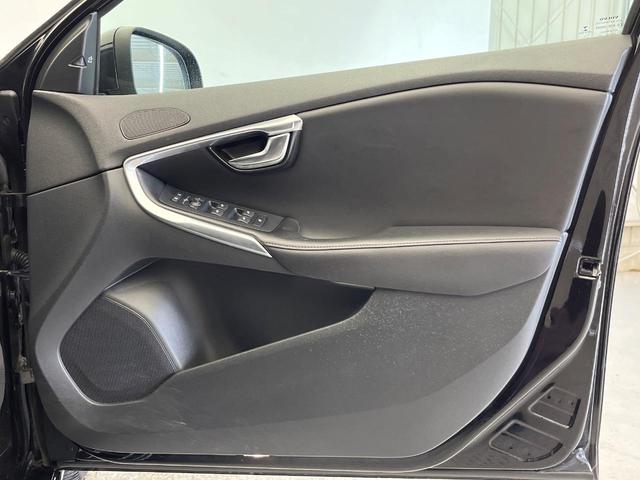 Ｖ４０ Ｔ３　インスクリプション　純正ナビ　ｈａｒｍａｎ／ｋａｒｄｏｎ　禁煙車　インテリセーフ　シートベンチレーション　パワーシート　Ｂｌｕｅｔｏｏｔｈ　トールハンマーＬＥＤヘッドライト　ブラインドスポットインフォメーション（29枚目）