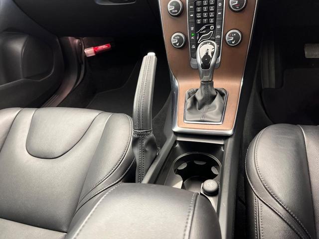 Ｖ４０ Ｔ３　インスクリプション　純正ナビ　ｈａｒｍａｎ／ｋａｒｄｏｎ　禁煙車　インテリセーフ　シートベンチレーション　パワーシート　Ｂｌｕｅｔｏｏｔｈ　トールハンマーＬＥＤヘッドライト　ブラインドスポットインフォメーション（49枚目）