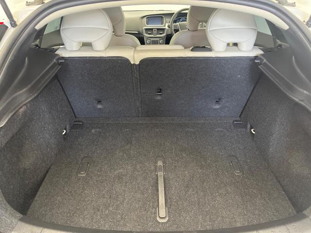 Ｖ４０ Ｄ４　ＳＥ　禁煙車　インテリセーフ　純正ＨＤＤナビ　バックカメラ　パドルシフト　フロントシートヒーター　運転席パワーシート　純正１７インチアルミホイール　Ｂｌｕｅｔｏｏｔｈ　ＣＤ・ＤＶＤ再生機能（14枚目）