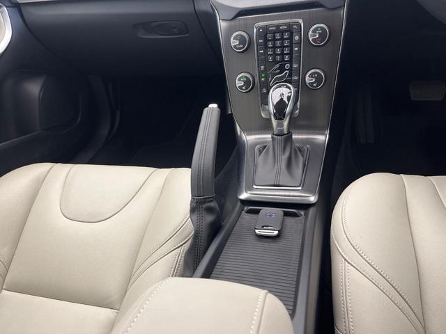 Ｖ４０ Ｄ４　ＳＥ　禁煙車　インテリセーフ　純正ＨＤＤナビ　バックカメラ　パドルシフト　フロントシートヒーター　運転席パワーシート　純正１７インチアルミホイール　Ｂｌｕｅｔｏｏｔｈ　ＣＤ・ＤＶＤ再生機能（45枚目）