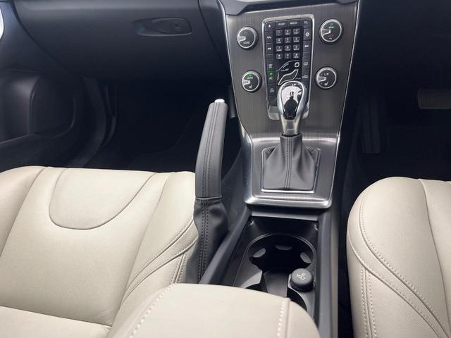 Ｖ４０ Ｄ４　ＳＥ　禁煙車　インテリセーフ　純正ＨＤＤナビ　バックカメラ　パドルシフト　フロントシートヒーター　運転席パワーシート　純正１７インチアルミホイール　Ｂｌｕｅｔｏｏｔｈ　ＣＤ・ＤＶＤ再生機能（47枚目）