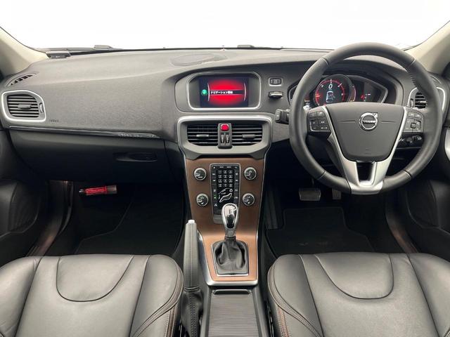 Ｖ４０ クロスカントリー　Ｄ４　サマム　ディーゼル　黒革シート　ｈａｒｍａｎ／ｋａｒｄｏｎ　禁煙車　インテリセーフ　シートヒーター　メモリー機能付パワーシート　バックカメラ　Ｂｌｕｅｔｏｏｔｈ　フルセグＴＶ　トールハンマーＬＥＤヘッドライト（2枚目）