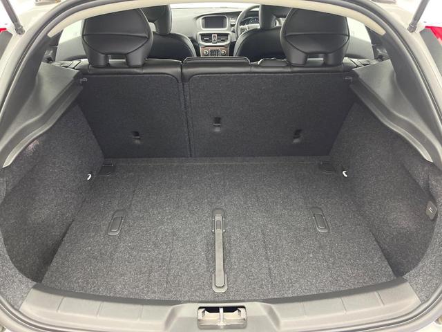 Ｖ４０ クロスカントリー　Ｄ４　サマム　ディーゼル　黒革シート　ｈａｒｍａｎ／ｋａｒｄｏｎ　禁煙車　インテリセーフ　シートヒーター　メモリー機能付パワーシート　バックカメラ　Ｂｌｕｅｔｏｏｔｈ　フルセグＴＶ　トールハンマーＬＥＤヘッドライト（14枚目）