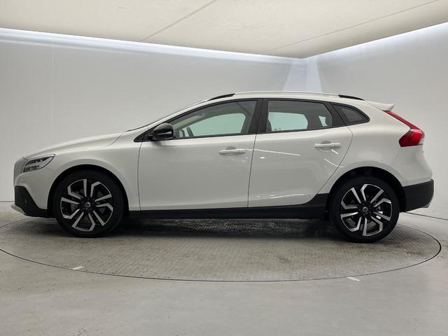 Ｖ４０ クロスカントリー　Ｄ４　サマム　ディーゼル　黒革シート　ｈａｒｍａｎ／ｋａｒｄｏｎ　禁煙車　インテリセーフ　シートヒーター　メモリー機能付パワーシート　バックカメラ　Ｂｌｕｅｔｏｏｔｈ　フルセグＴＶ　トールハンマーＬＥＤヘッドライト（20枚目）